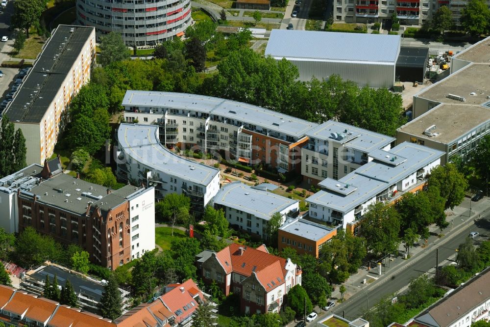 Luftaufnahme Berlin - Wohngebiet der Mehrfamilienhaussiedlung an der Konrad-Wolf-Straße im Ortsteil Hohenschönhausen in Berlin, Deutschland