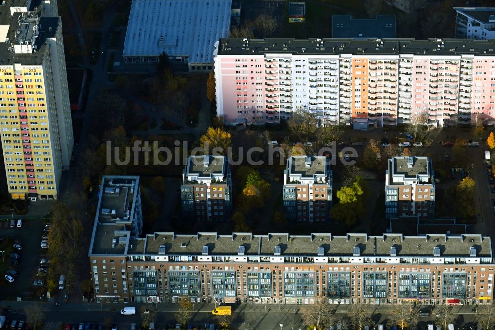 Luftaufnahme Berlin - Wohngebiet der Mehrfamilienhaussiedlung an der Landsberger Allee im Ortsteil Hohenschönhausen in Berlin, Deutschland