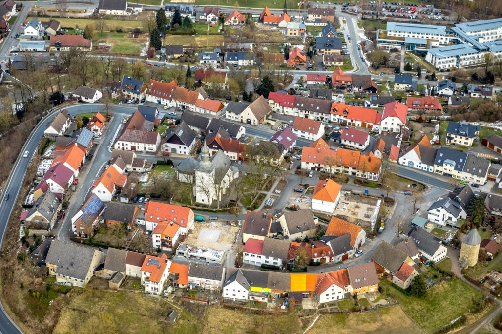 Luftaufnahme Bad Wünnenberg - Wohngebiet der Mehrfamilienhaussiedlung an der Landstraße 480 im Ortsteil Leiberg in Bad Wünnenberg im Bundesland Nordrhein-Westfalen, Deutschland