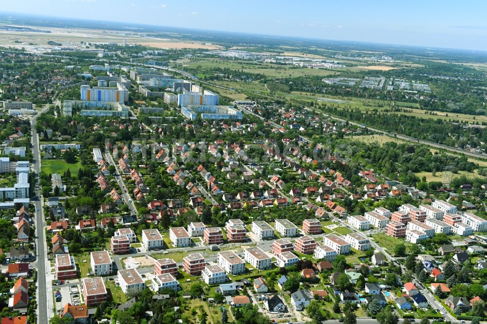 Luftbild Berlin - Wohngebiet der Mehrfamilienhaussiedlung Maßholderweg - Rubusweg - Betulaweg im Ortsteil Altglienicke in Berlin, Deutschland