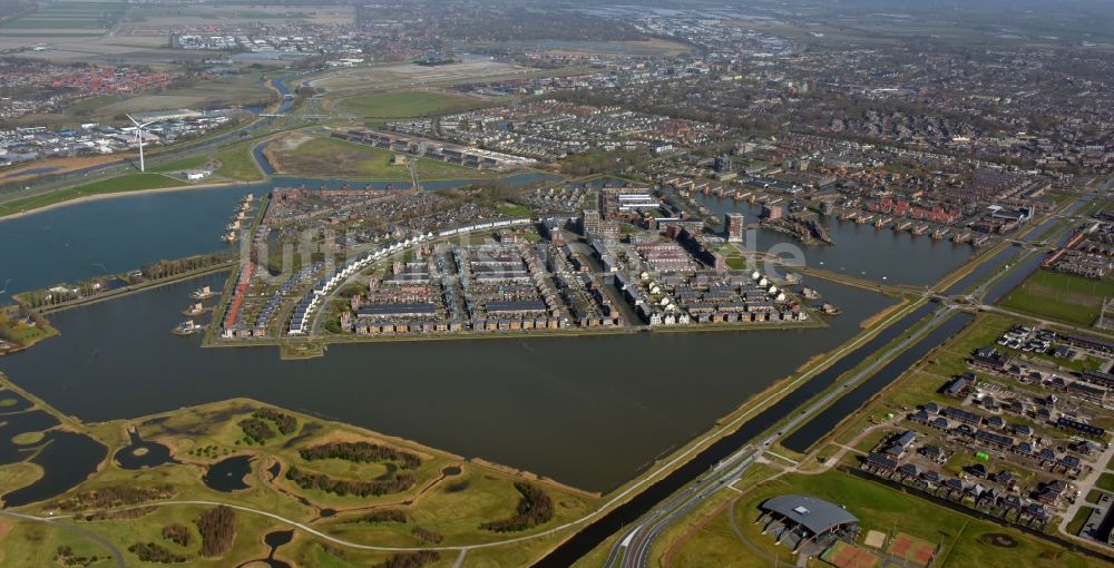 Heerhugowaard von oben - Wohngebiet der Mehrfamilienhaussiedlung im Meer van Luna in Heerhugowaard in Noord-Holland, Niederlande