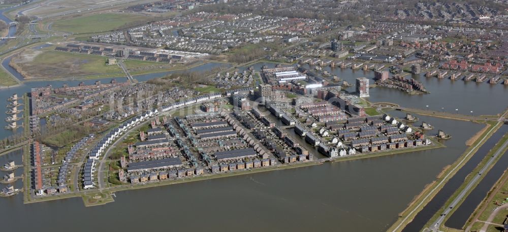 Heerhugowaard aus der Vogelperspektive: Wohngebiet der Mehrfamilienhaussiedlung im Meer van Luna in Heerhugowaard in Noord-Holland, Niederlande