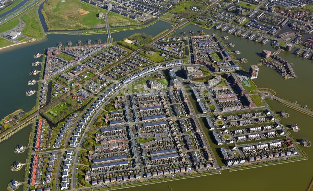 Heerhugowaard von oben - Wohngebiet der Mehrfamilienhaussiedlung im Meer van Luna in Heerhugowaard in Noord-Holland, Niederlande