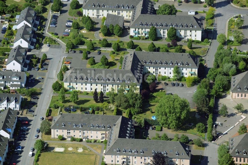 Luftaufnahme Menden (Sauerland) - Wohngebiet einer Mehrfamilienhaussiedlung in Menden (Sauerland) im Bundesland Nordrhein-Westfalen