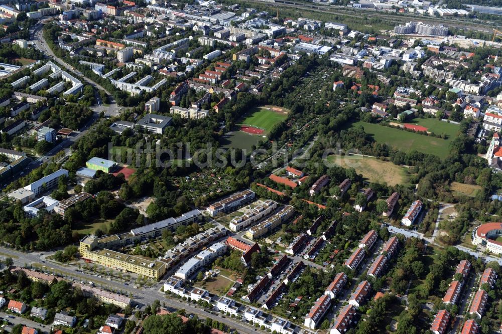 Luftbild München, Berg am Laim - Wohngebiet einer Mehrfamilienhaussiedlung in München, Berg am Laim im Bundesland Bayern