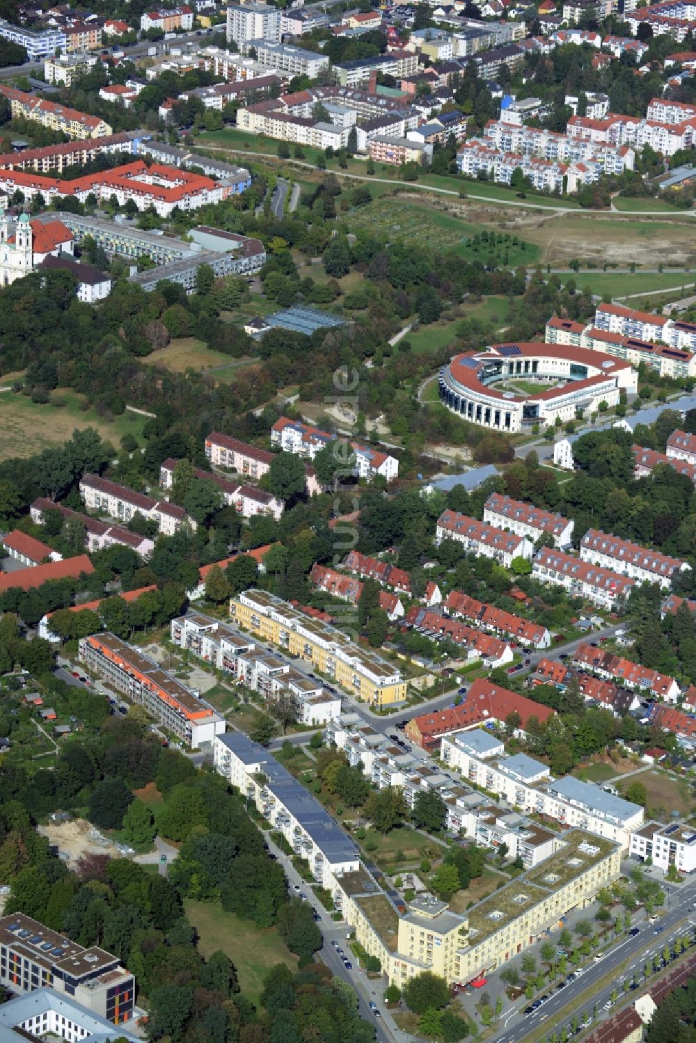 Luftaufnahme München, Berg am Laim - Wohngebiet einer Mehrfamilienhaussiedlung in München, Berg am Laim im Bundesland Bayern