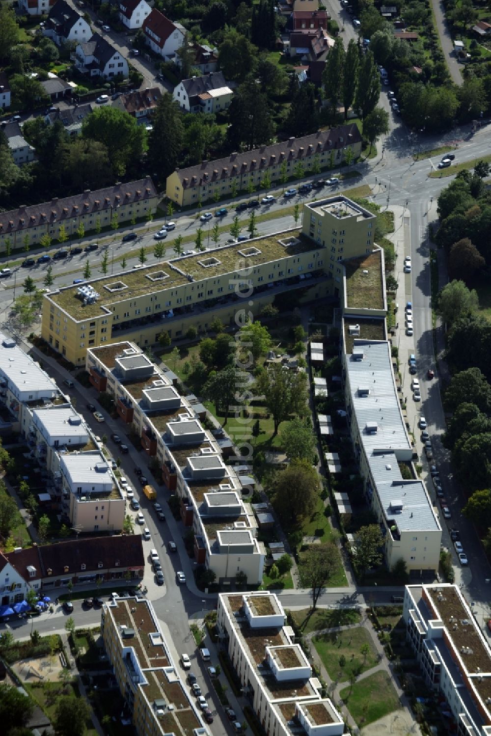 Luftbild München, Berg am Laim - Wohngebiet einer Mehrfamilienhaussiedlung in München, Berg am Laim im Bundesland Bayern