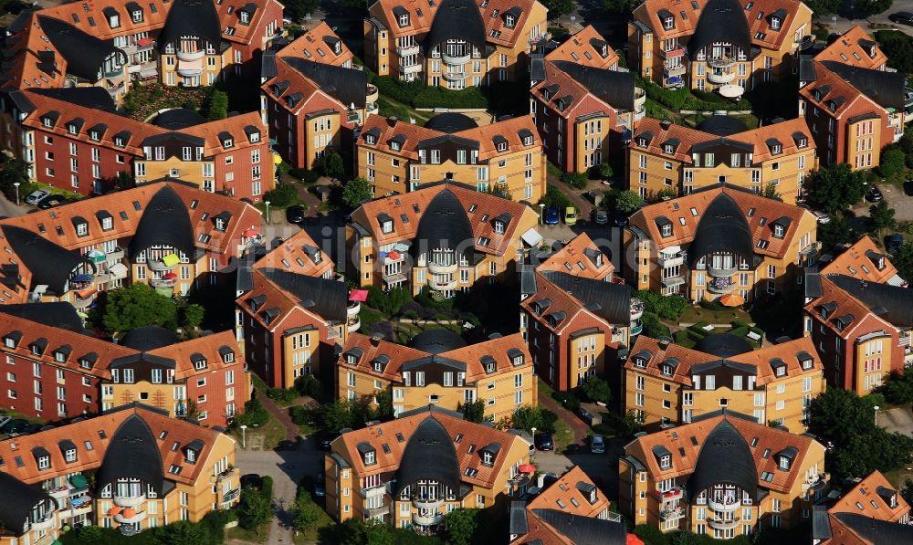 Nauen aus der Vogelperspektive: Wohngebiet einer Mehrfamilienhaussiedlung in Nauen im Bundesland Brandenburg