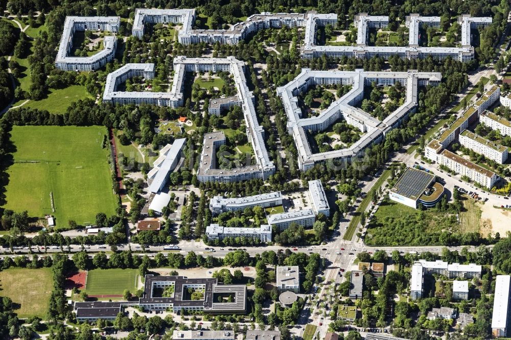 München von oben - Wohngebiet der Mehrfamilienhaussiedlung im Ortsteil Bogenhausen in München im Bundesland Bayern, Deutschland