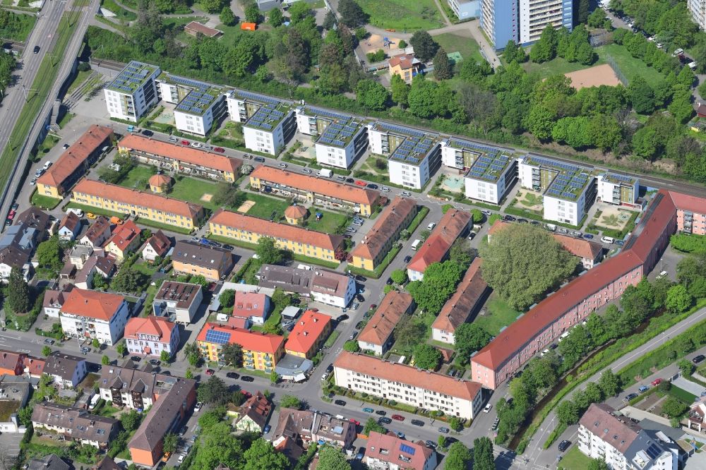 Luftaufnahme Freiburg im Breisgau - Wohngebiet einer Mehrfamilienhaussiedlung im Ortsteil Haslach in Freiburg im Breisgau im Bundesland Baden-Württemberg, Deutschland