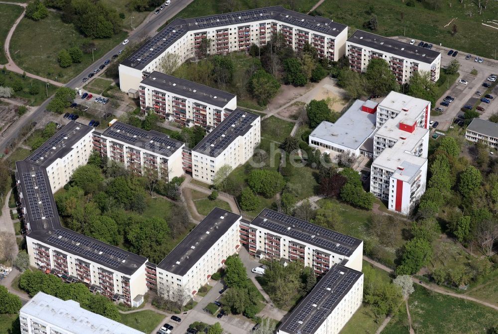 Luftaufnahme Erfurt - Wohngebiet der Mehrfamilienhaussiedlung im Ortsteil Roter Berg in Erfurt im Bundesland Thüringen, Deutschland