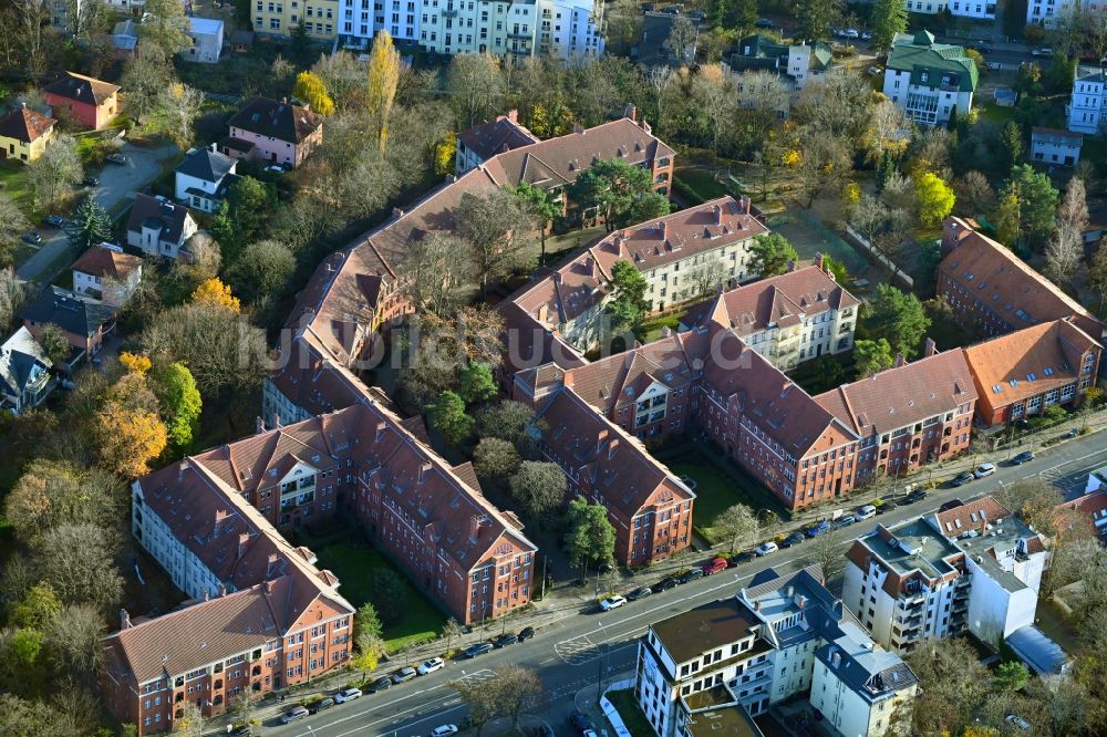 Luftaufnahme Berlin - Wohngebiet der Mehrfamilienhaussiedlung Paul-Francke-Straße - Grabbellee im Ortsteil Niederschönhausen in Berlin, Deutschland