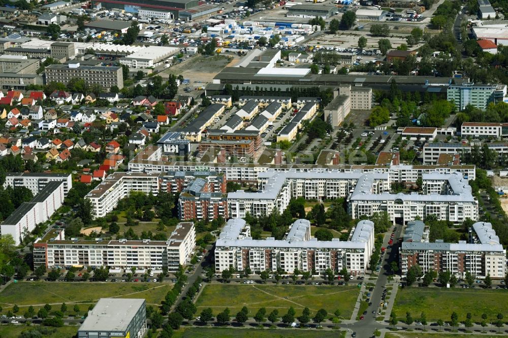Luftaufnahme Berlin - Wohngebiet einer Mehrfamilienhaussiedlung Plauener Straße - Sollstädter Straße - Arendsweg im Ortsteil Hohenschönhausen in Berlin, Deutschland