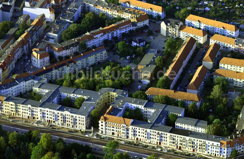 Luftaufnahme Magdeburg - Wohngebiet der Mehrfamilienhaussiedlung Raiffeisenstraße - Schäfferstraße - Helmholtzstraße in Magdeburg im Bundesland Sachsen-Anhalt, Deutschland