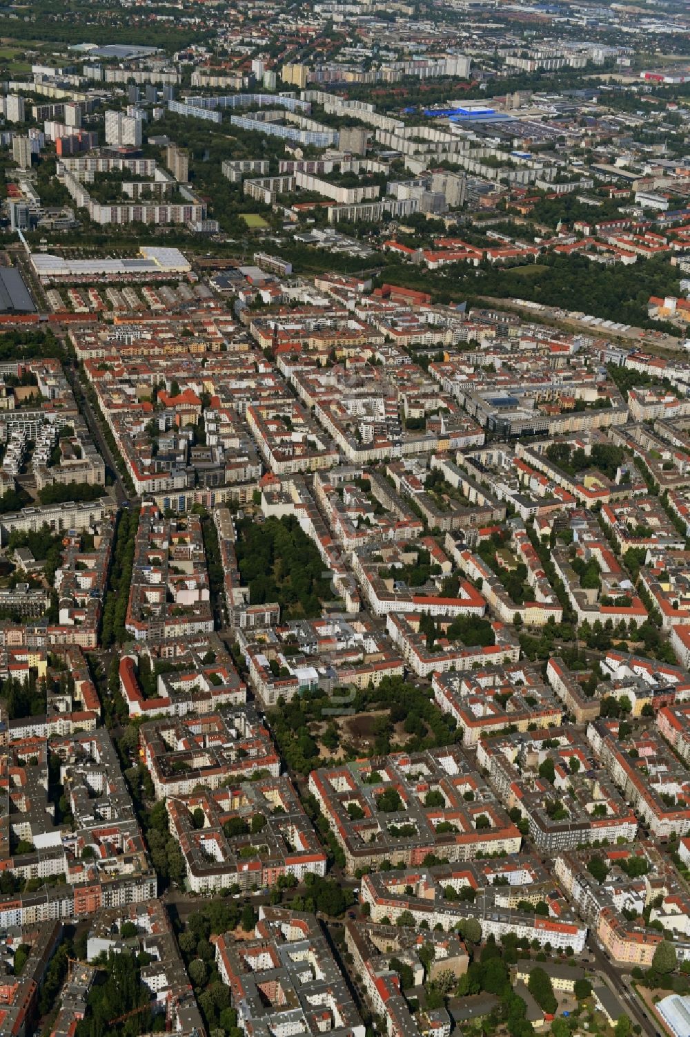 Luftbild Berlin - Wohngebiet der Mehrfamilienhaussiedlung Revaler Straße - Simplonstraße - Grünberger Straße - Boxhagener Platz im Ortsteil Friedrichshain in Berlin, Deutschland