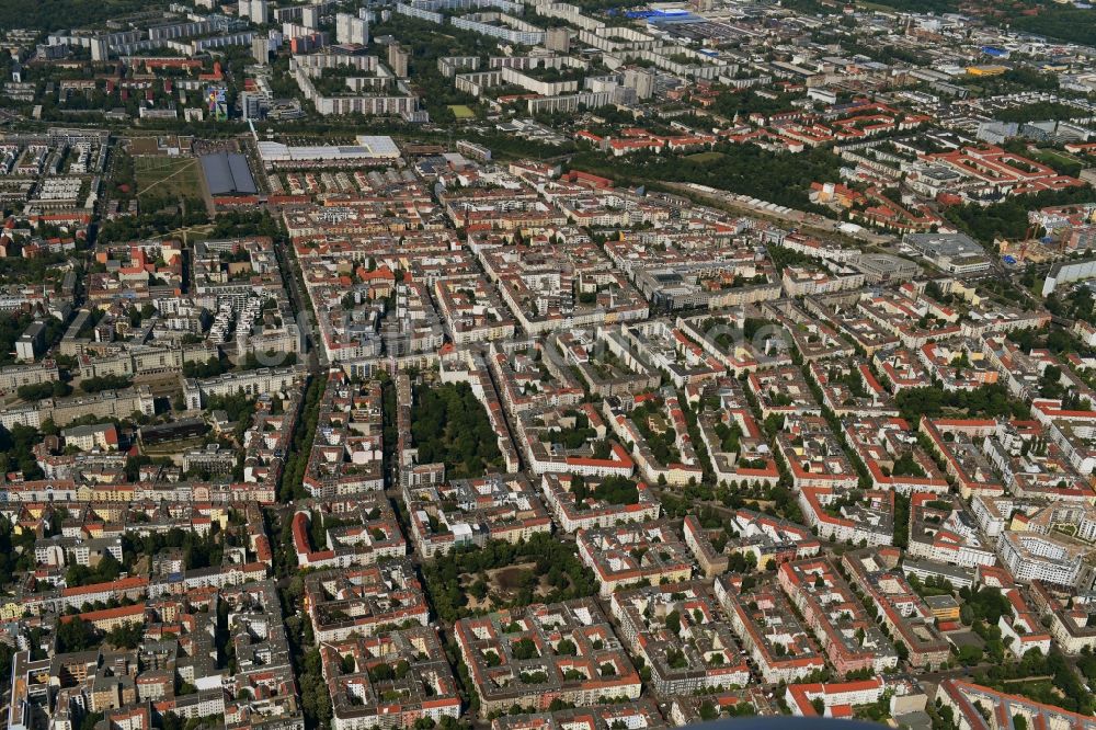 Luftaufnahme Berlin - Wohngebiet der Mehrfamilienhaussiedlung Revaler Straße - Simplonstraße - Grünberger Straße - Boxhagener Platz im Ortsteil Friedrichshain in Berlin, Deutschland