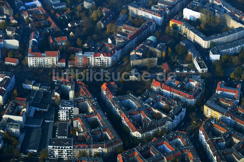 Luftbild Berlin - Wohngebiet der Mehrfamilienhaussiedlung am Richardplatz im Ortsteil Neukölln in Berlin, Deutschland