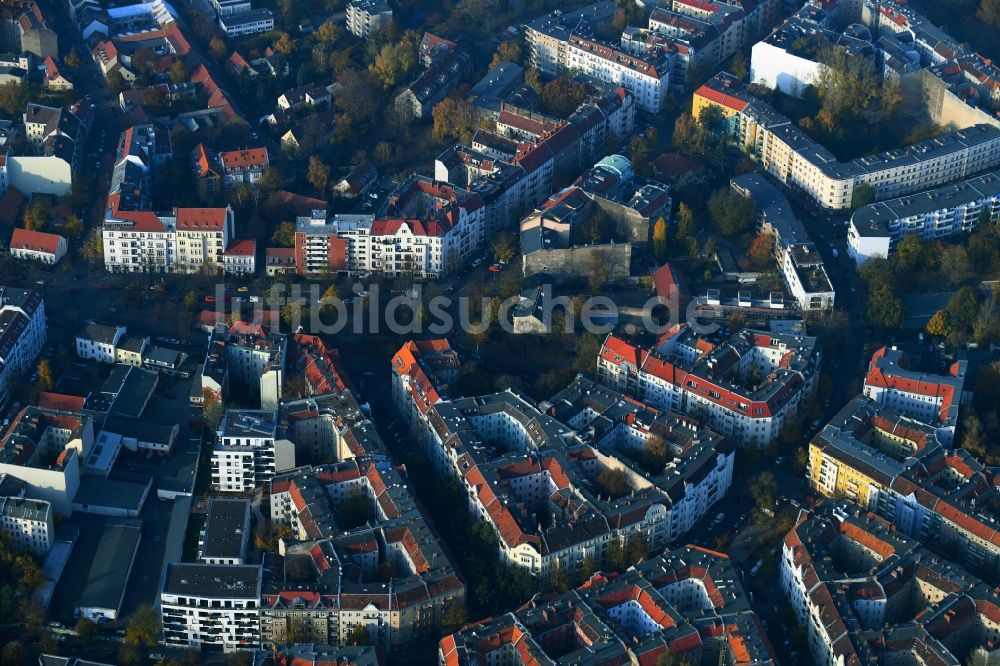 Luftaufnahme Berlin - Wohngebiet der Mehrfamilienhaussiedlung am Richardplatz im Ortsteil Neukölln in Berlin, Deutschland