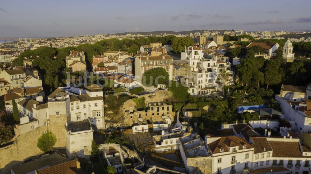 Luftaufnahme Lisboa - Wohngebiet der Mehrfamilienhaussiedlung Rua Sao Tome in Lisboa in Portugal