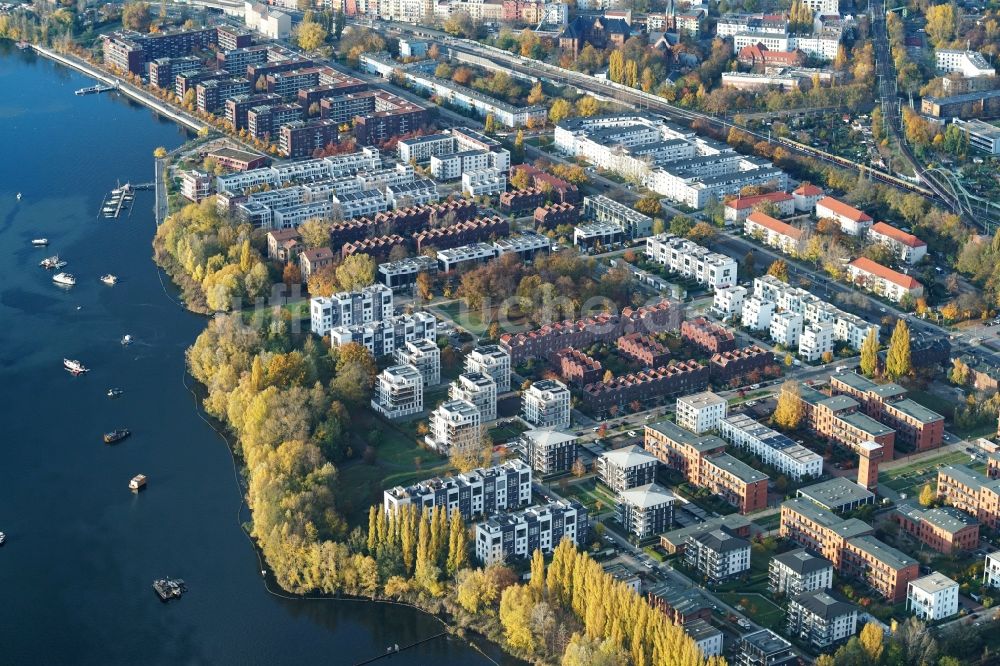 Luftaufnahme Berlin - Wohngebiet einer Mehrfamilienhaussiedlung am Seeufer Rummelsburger See im Ortsteil Rummelsburg in Berlin, Deutschland