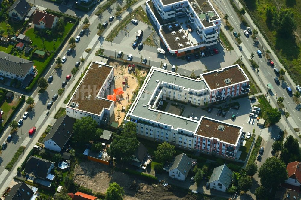 Berlin von oben - Wohngebiet der Mehrfamilienhaussiedlung Stadtquartier VivaCity im Ortsteil Johannisthal in Berlin, Deutschland