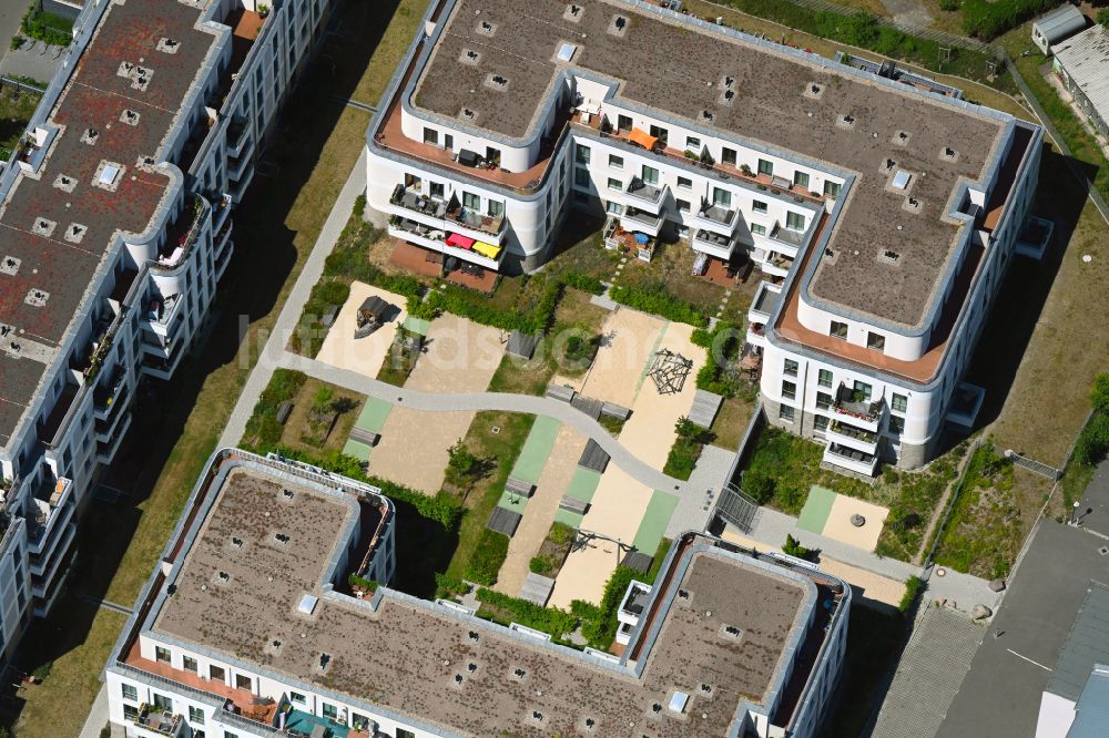 Berlin von oben - Wohngebiet einer Mehrfamilienhaussiedlung im Stadtteil Köpenick in Berlin, Deutschland