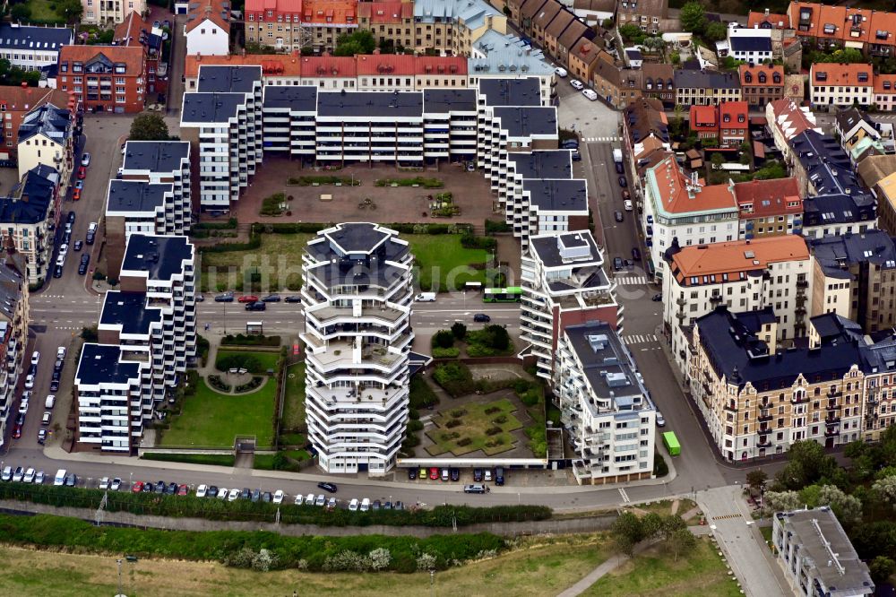 Helsingborg von oben - Wohngebiet der Mehrfamilienhaussiedlung an der Straße Karl Johans gata in Helsingborg in Skane län, Schweden