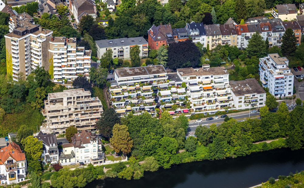 Mülheim an der Ruhr von oben - Wohngebiet einer Mehrfamilienhaussiedlung mit Terrassenhäusern und einer Bauruine am Ufer- und Flußverlauf der Ruhr in Mülheim an der Ruhr im Bundesland Nordrhein-Westfalen, Deutschland