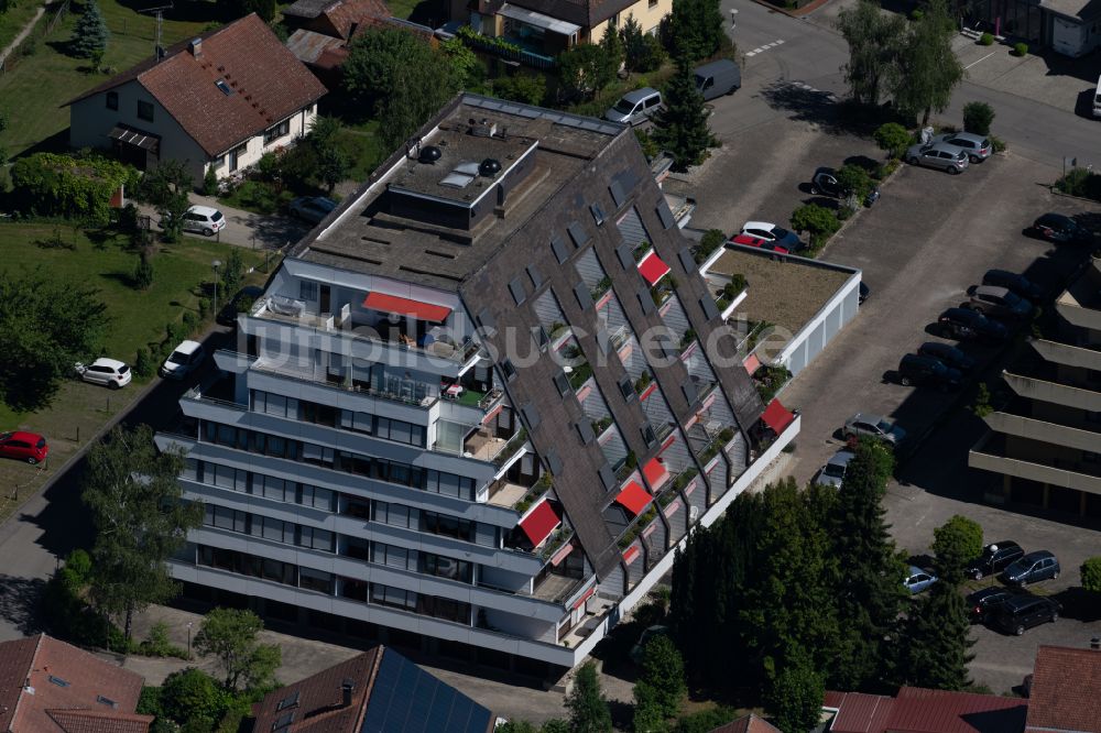 Meersburg von oben - Wohngebiet der Mehrfamilienhaussiedlung mit trapezförmigen Gebäuden in Meersburg im Bundesland Baden-Württemberg, Deutschland