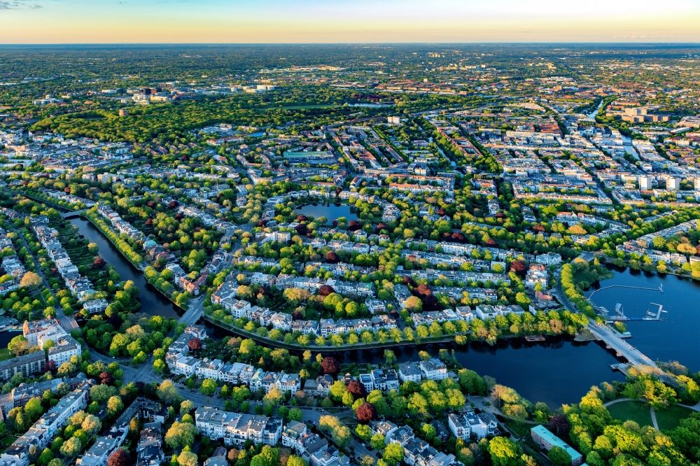 Luftbild Hamburg - Wohngebiet einer Mehrfamilienhaussiedlung am Ufer- und Flußverlauf der Alster an der Maria-Louisen-Straße - Leinpfad im Ortsteil Winterhude in Hamburg, Deutschland