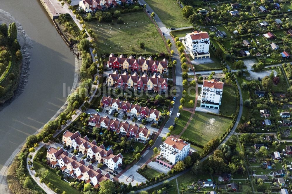 Bremerhaven von oben - Wohngebiet einer Mehrfamilienhaussiedlung am Ufer- und Flußverlauf der Geeste am Geestebogen in Bremerhaven im Bundesland Bremen, Deutschland