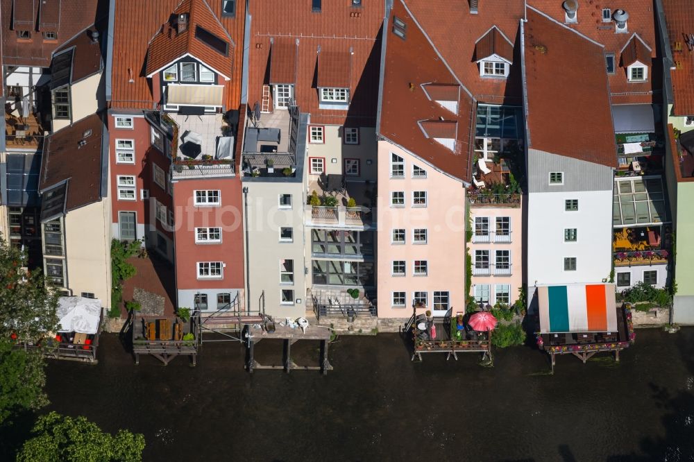 Luftaufnahme Erfurt - Wohngebiet einer Mehrfamilienhaussiedlung am Ufer- und Flußverlauf der Gera in Erfurt im Bundesland Thüringen, Deutschland
