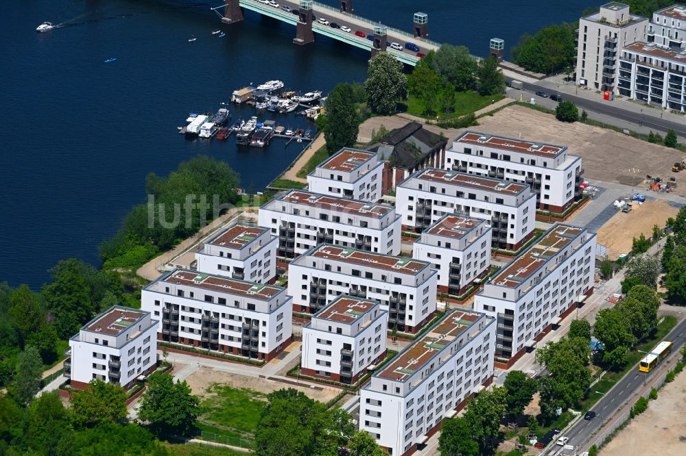 Berlin aus der Vogelperspektive: Wohngebiet einer Mehrfamilienhaussiedlung am Ufer- und Flußverlauf der Havel in Berlin, Deutschland