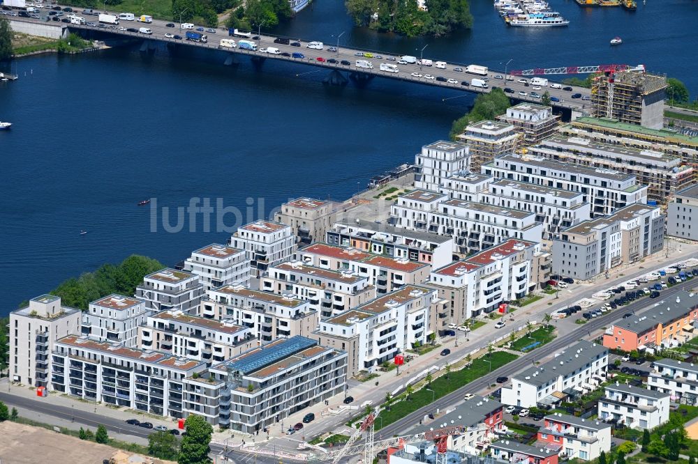 Luftaufnahme Berlin - Wohngebiet einer Mehrfamilienhaussiedlung am Ufer- und Flußverlauf der Havel in Berlin, Deutschland