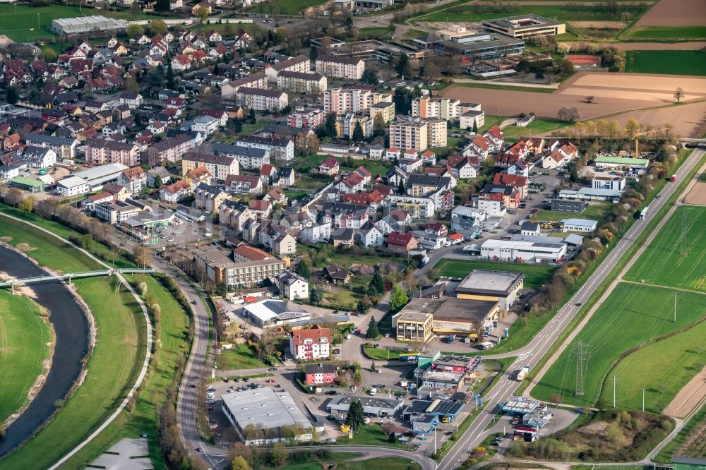 Luftaufnahme Gengenbach - Wohngebiet einer Mehrfamilienhaussiedlung am Ufer- und Flußverlauf der Kinzig in Gengenbach im Bundesland Baden-Württemberg, Deutschland