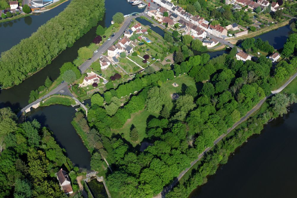 Luftaufnahme Briare - Wohngebiet einer Mehrfamilienhaussiedlung am Ufer- und Flußverlauf der Loire in Briare in Centre-Val de Loire, Frankreich