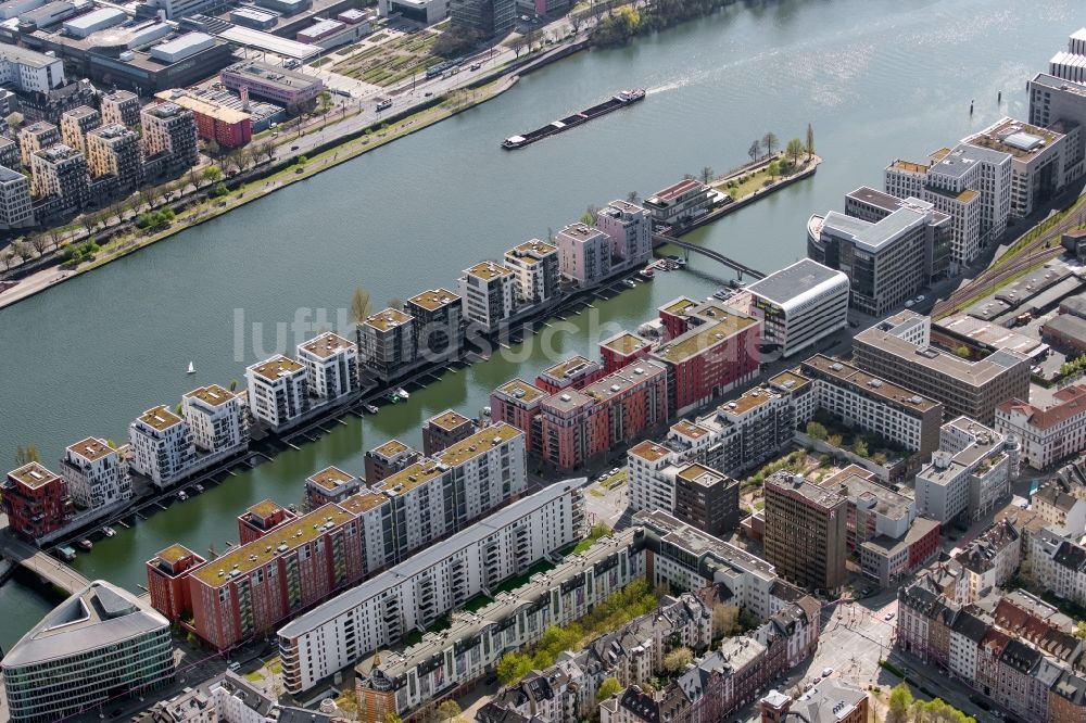 Luftbild Frankfurt am Main - Wohngebiet einer Mehrfamilienhaussiedlung am Ufer- und Flußverlauf des Main an der Marina Westhafen Karpfenweg - Bachforellenweg in Frankfurt am Main im Bundesland Hessen, Deutschland