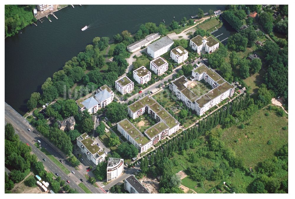 Berlin von oben - Wohngebiet einer Mehrfamilienhaussiedlung am Ufer- und Flußverlauf der Müggelspree in Berlin, Deutschland