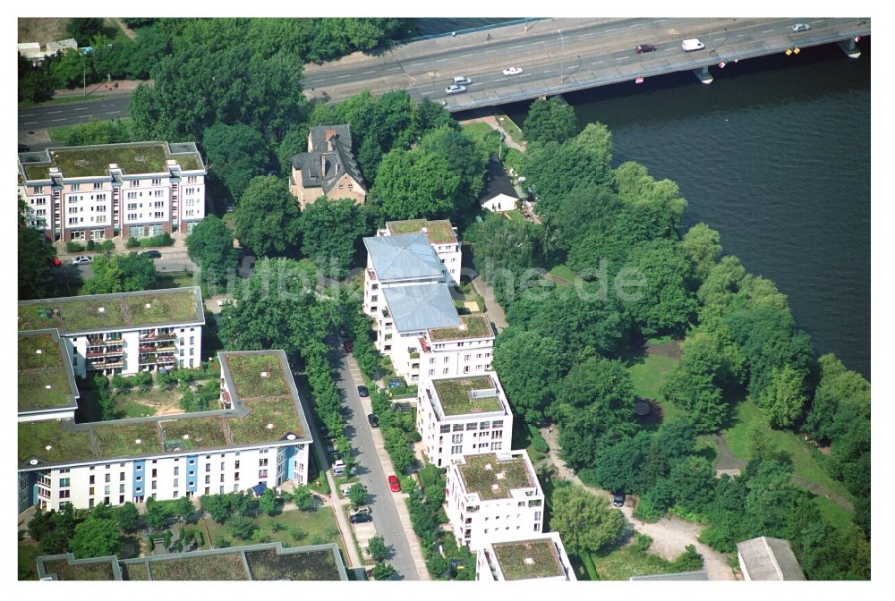 Luftaufnahme Berlin - Wohngebiet einer Mehrfamilienhaussiedlung am Ufer- und Flußverlauf der Müggelspree in Berlin, Deutschland