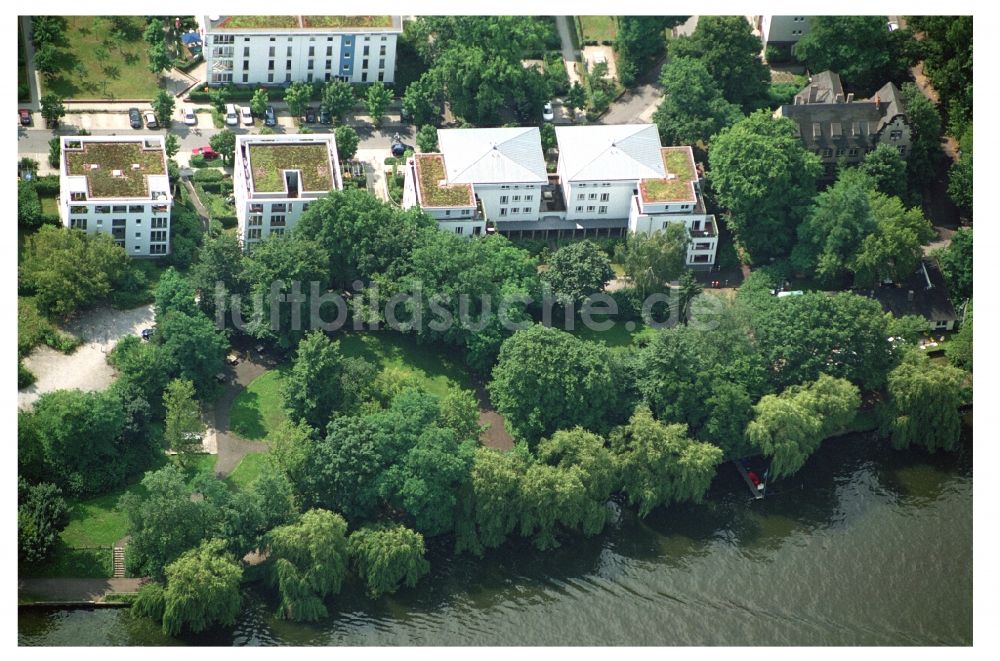 Berlin von oben - Wohngebiet einer Mehrfamilienhaussiedlung am Ufer- und Flußverlauf der Müggelspree in Berlin, Deutschland