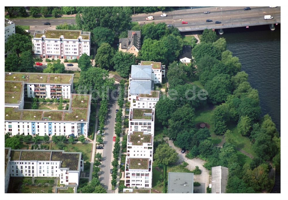 Luftaufnahme Berlin - Wohngebiet einer Mehrfamilienhaussiedlung am Ufer- und Flußverlauf der Müggelspree in Berlin, Deutschland