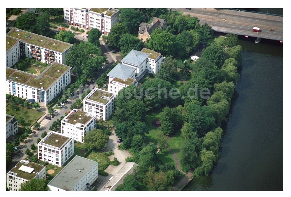 Berlin aus der Vogelperspektive: Wohngebiet einer Mehrfamilienhaussiedlung am Ufer- und Flußverlauf der Müggelspree in Berlin, Deutschland