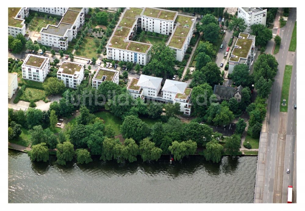 Berlin aus der Vogelperspektive: Wohngebiet einer Mehrfamilienhaussiedlung am Ufer- und Flußverlauf der Müggelspree in Berlin, Deutschland