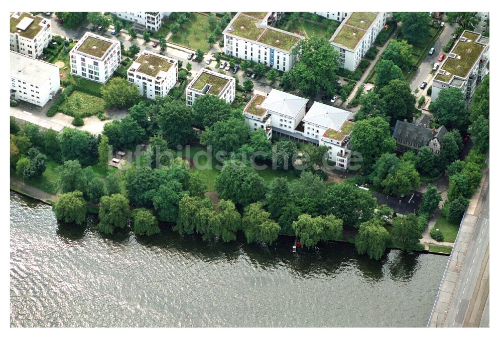 Luftbild Berlin - Wohngebiet einer Mehrfamilienhaussiedlung am Ufer- und Flußverlauf der Müggelspree in Berlin, Deutschland