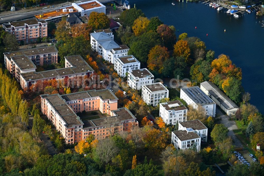 Luftbild Berlin - Wohngebiet einer Mehrfamilienhaussiedlung am Ufer- und Flußverlauf der Müggelspree in Berlin, Deutschland