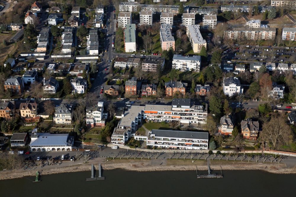 Luftbild Wiesbaden - Wohngebiet einer Mehrfamilienhaussiedlung am Ufer- und Flußverlauf des Rheins in Wiesbaden im Bundesland Hessen, Deutschland
