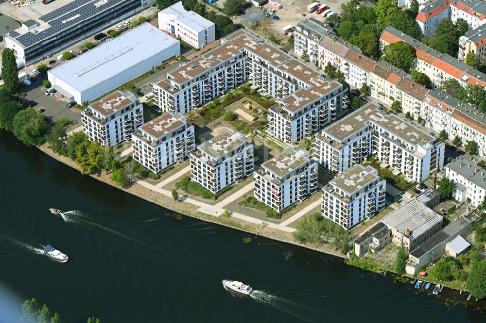 Luftaufnahme Berlin - Wohngebiet einer Mehrfamilienhaussiedlung am Ufer- und Flussverlauf der Spree in Berlin, Deutschland