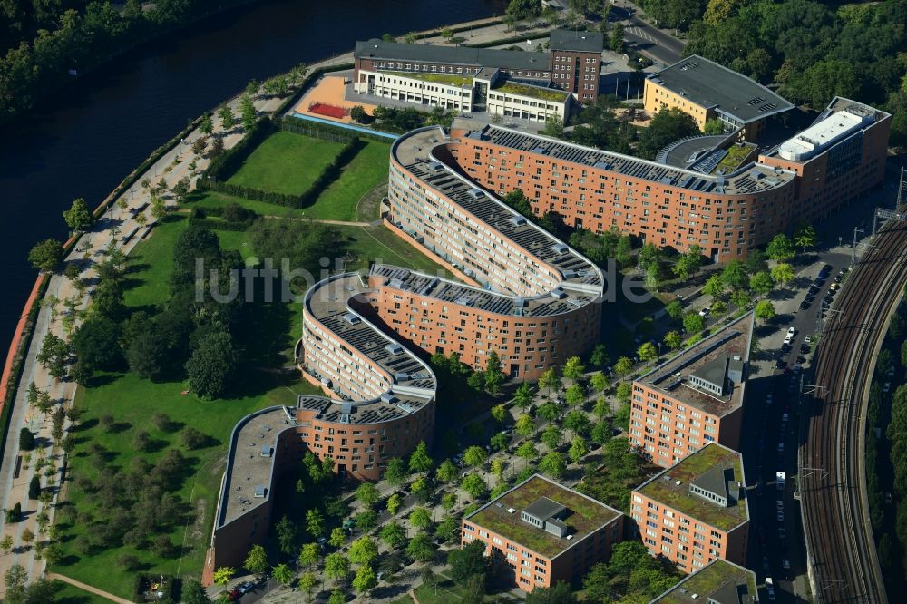 Luftbild Berlin - Wohngebiet einer Mehrfamilienhaussiedlung am Ufer- und Flußverlauf der Spree im Ortsteil Moabit in Berlin, Deutschland