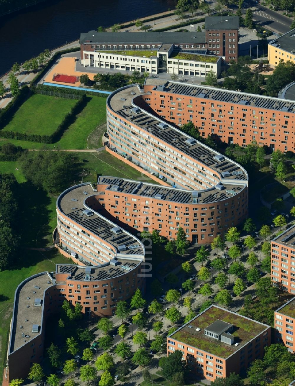 Luftaufnahme Berlin - Wohngebiet einer Mehrfamilienhaussiedlung am Ufer- und Flußverlauf der Spree im Ortsteil Moabit in Berlin, Deutschland