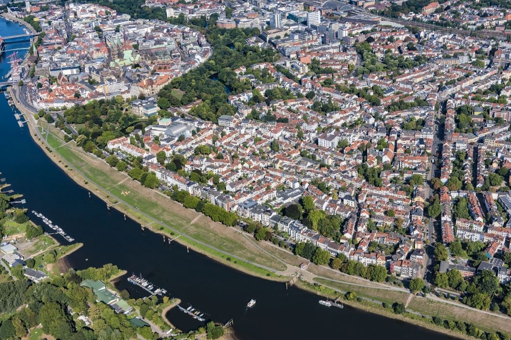 Luftaufnahme Bremen - Wohngebiet einer Mehrfamilienhaussiedlung am Ufer- und Flußverlauf der Weser im Ortsteil Steintor in Bremen, Deutschland